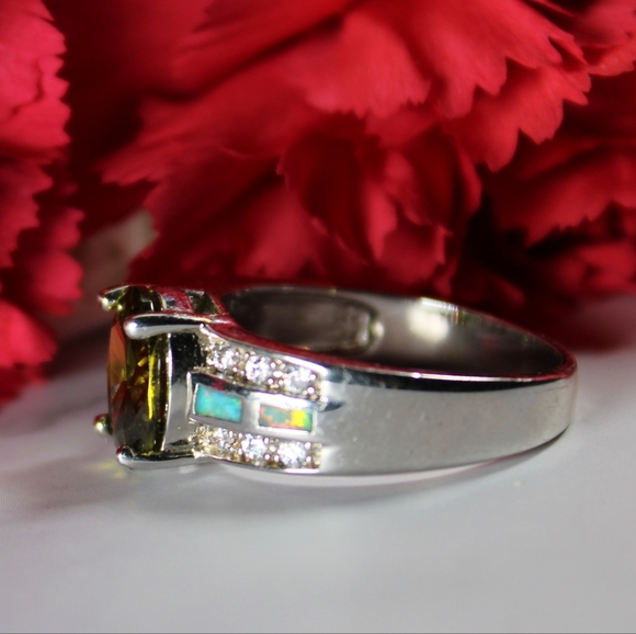 Very Beautiful Green CZ Stone with Imitation Opal and CZ diamonds - Picture 4 of 12